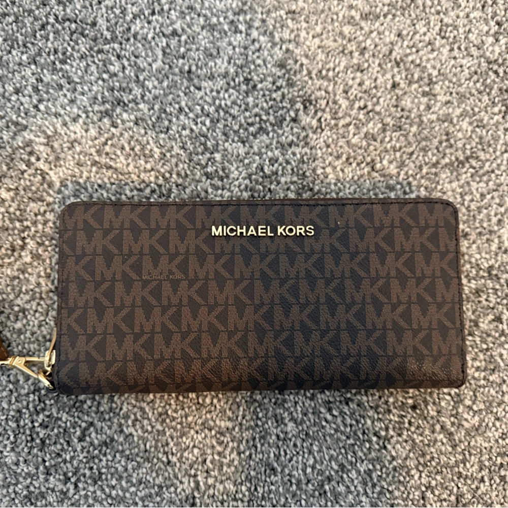 (NWOT) MICHAEL KORS 
Jet Set Signature Logo Smartphone Wristlet - Picture 5 of 8